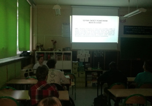 Uczniowie klasy 2P w pracowni polonistycznej słuchający wykładu
